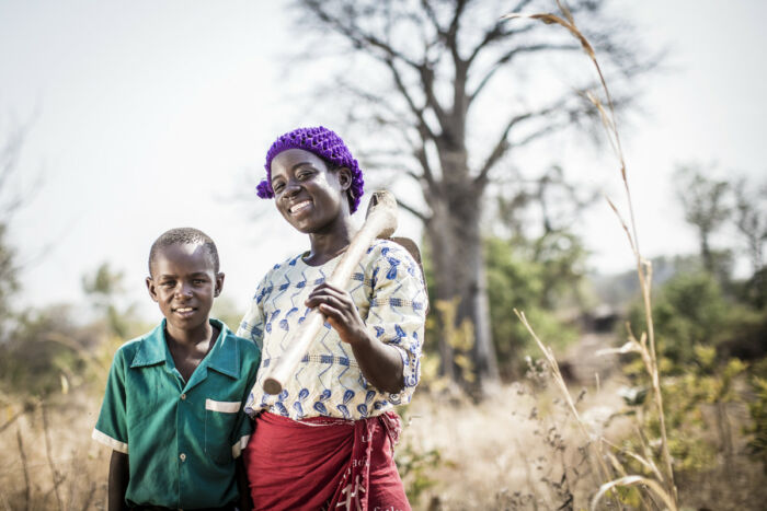 Bild på en pojke och flicka på ett fält i Malawi.