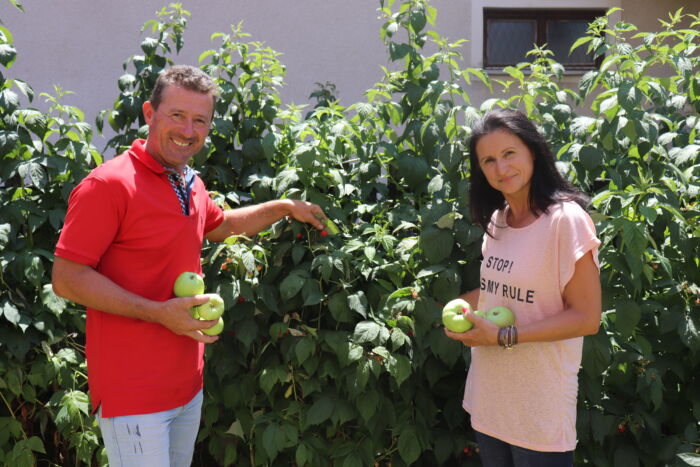 Rahela och Pere Trantalovski odlar äpplen på sina ägor. Foto: Ljiljana Mitevska