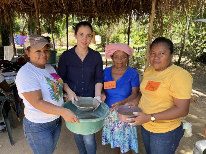 Elda Montes, Miriam Cruz, Erlinda Lopez och Maru Lipton bidrar tillsammans i kooperativet. Foto: Edward Rodwell Arrazola.